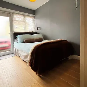 Shirley Apartments: Cozy Near Centre & Redbridge Station Apartment